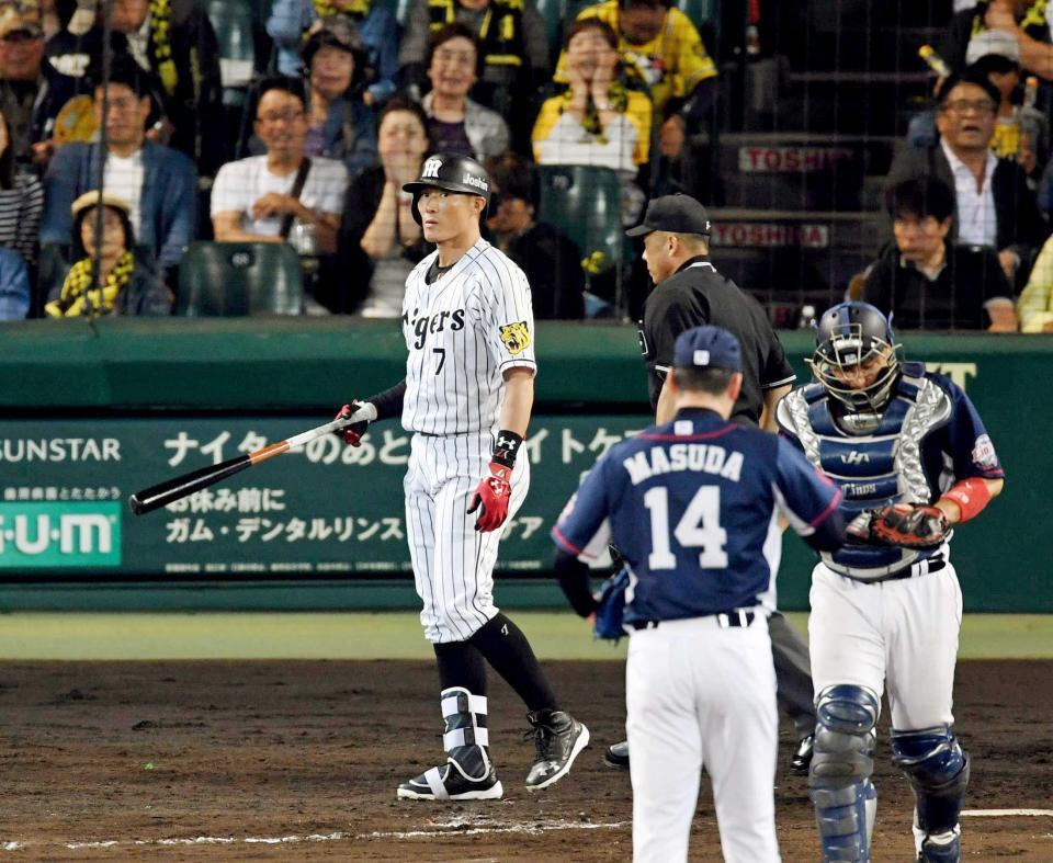 　９回、代打・糸井は見逃し三振に倒れる（撮影・田中太一）