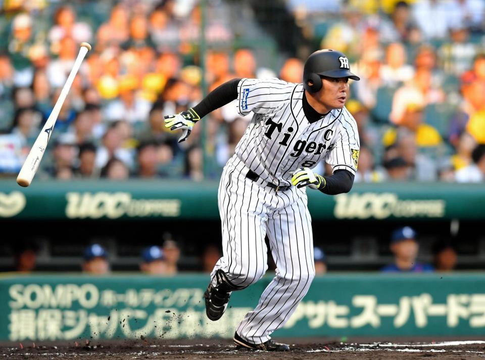 １回阪神２死二塁、右前に先制の適時打を放つ阪神・福留孝介＝甲子園（撮影・高部洋祐）