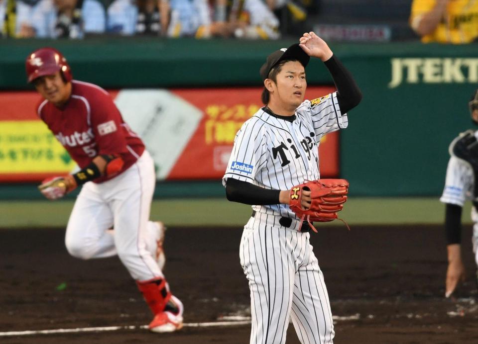 ３回楽天無死、楽天・三好にソロを許す阪神・岩貞＝甲子園（撮影・田中太一）