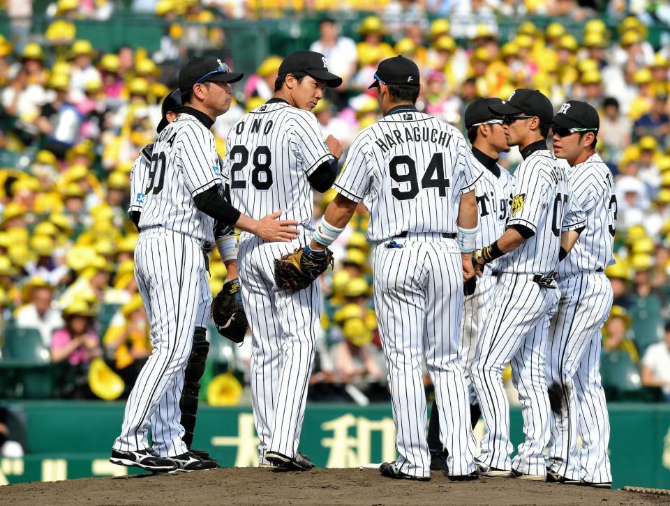 ６回、先制を許した小野（左から２人目）のもとに集まる阪神ナイン＝甲子園