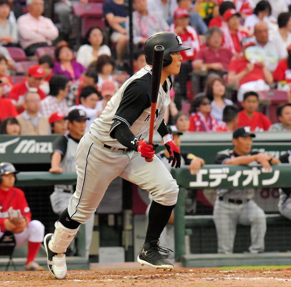 ３回阪神２死一、三塁、糸井は中前に適時打を放つ。右奥は金本監督＝マツダスタジアム（撮影・吉澤敬太）