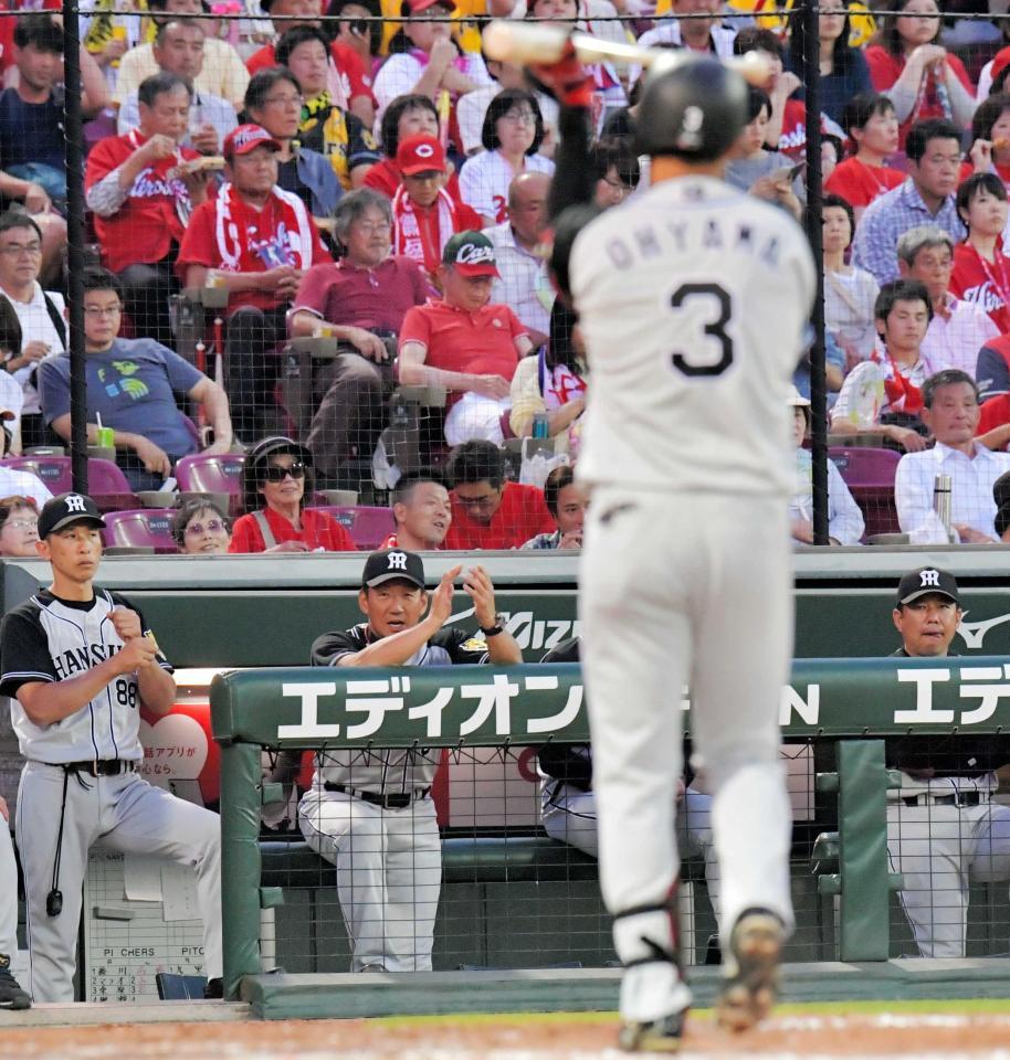 　５回、ファウルで粘る大山に拍手で声をかける金本監督