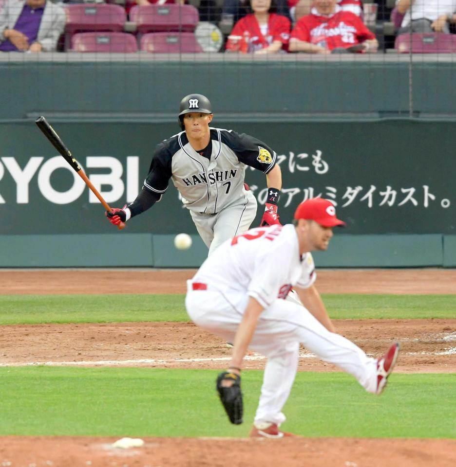 　３回、ジョンソン（手前）から適時打を放つ糸井