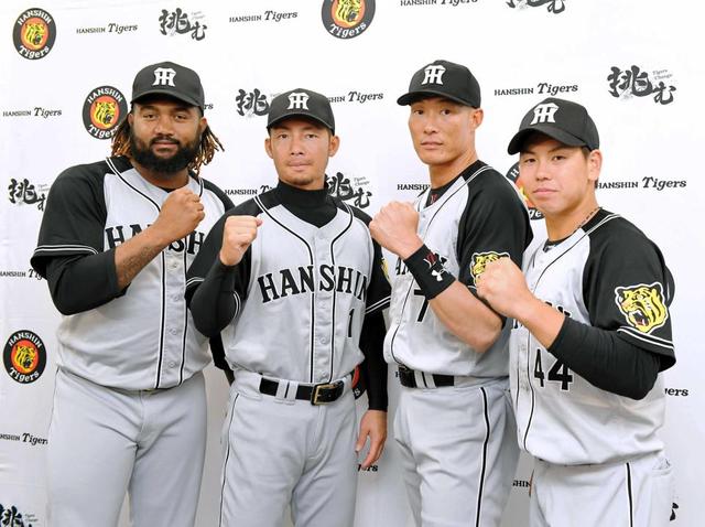 鳥谷敬選手、糸井嘉男選手　直筆サイン入り野球ボール 阪神時代の糸井嘉男（右）は鳥谷敬（2018年撮影） - スポニチ