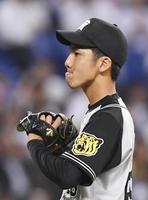 　６回、中日に先制を許した阪神先発の小野＝ナゴヤドーム
