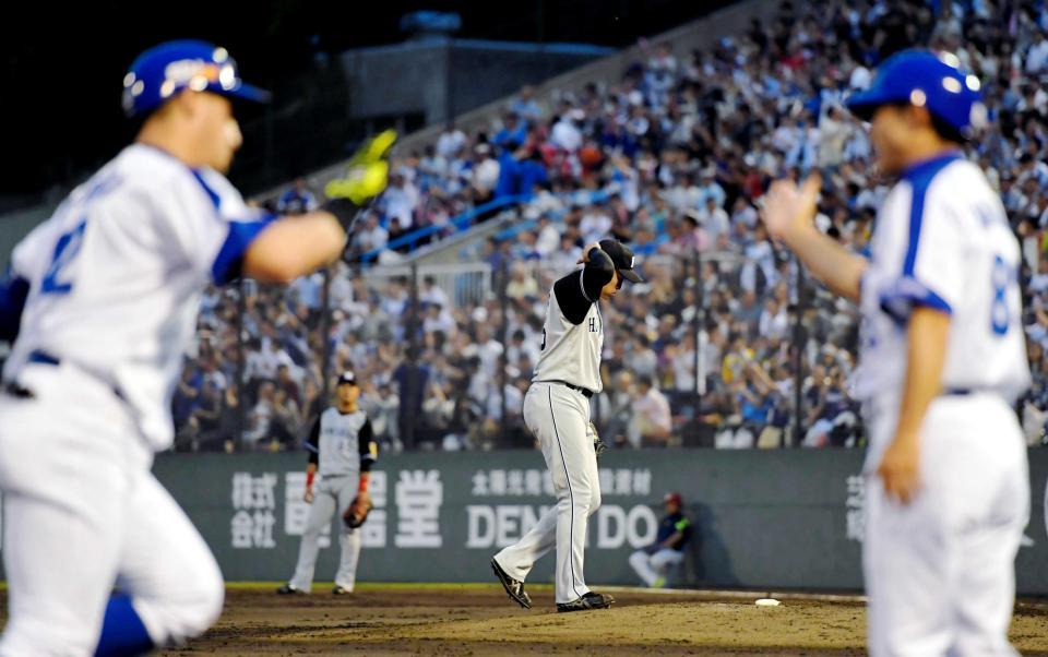 　４回、ゲレーロ（左）にソロを浴びた秋山（撮影・高部洋祐）