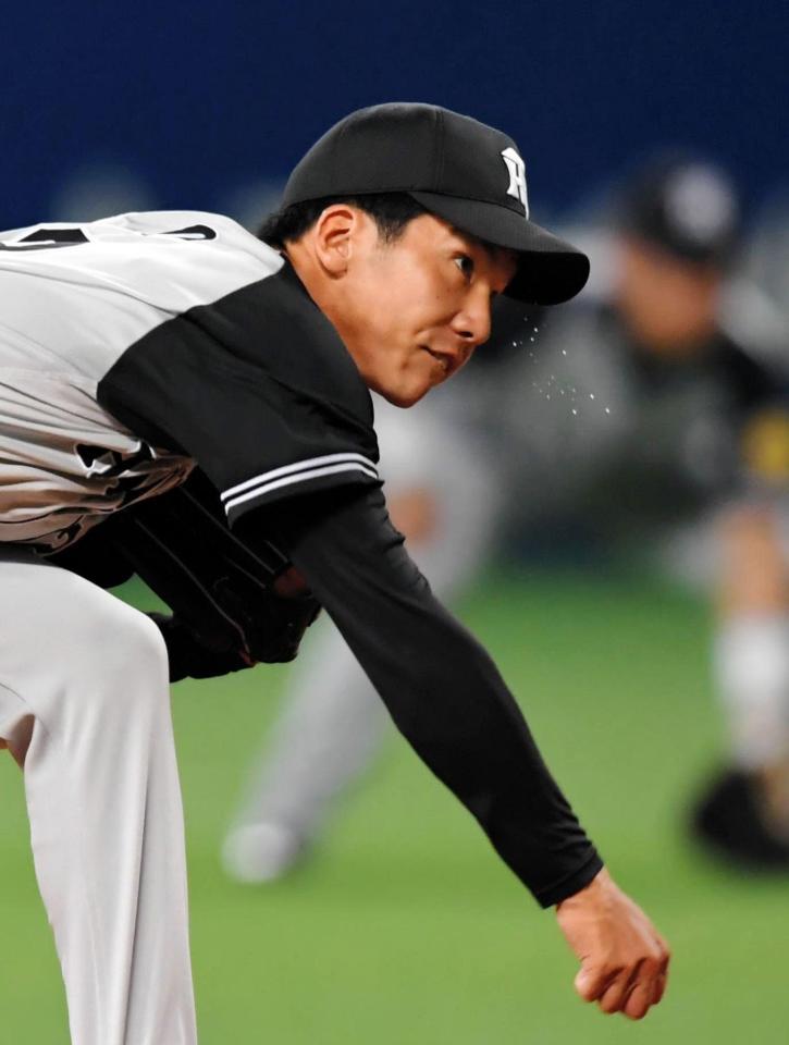 汗を飛ばしながら力投する阪神・小野泰己＝ナゴヤドーム（撮影・高部洋祐）