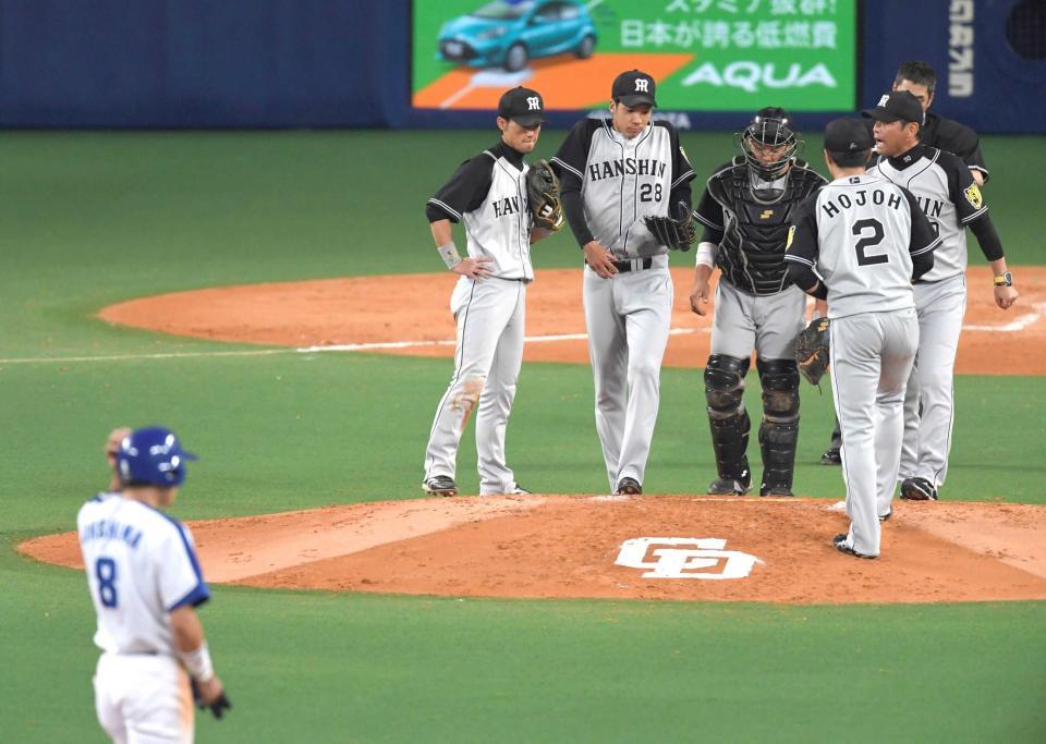 　６回、先制点を許し小野（左から２人目）の元に駆け寄る阪神ナイン（撮影・飯室逸平）