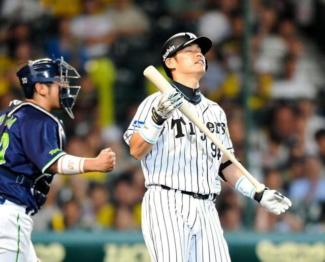 阪神・原口、九回の好機で代打も空振り三振 打席途中で投手交代