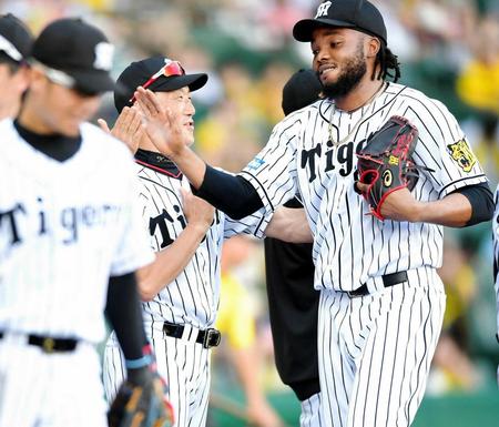 　最後を締めたドリス（右）を迎える金本監督