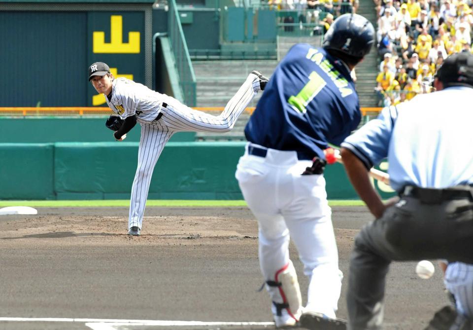 　１回、山田（手前）を空振り三振に仕留める能見