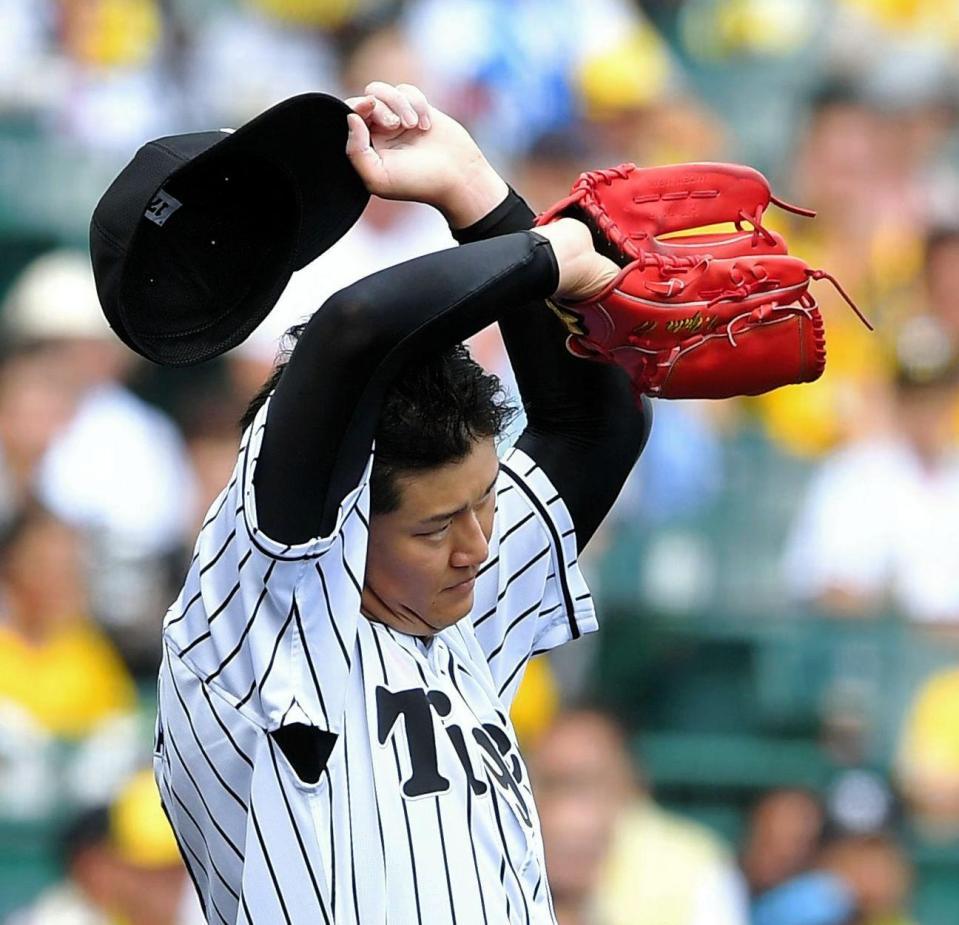 ６回、ヤクルト・バレンティンに二塁打を浴び、汗を拭う阪神・岩貞祐太＝甲子園（撮影・北村雅宏）