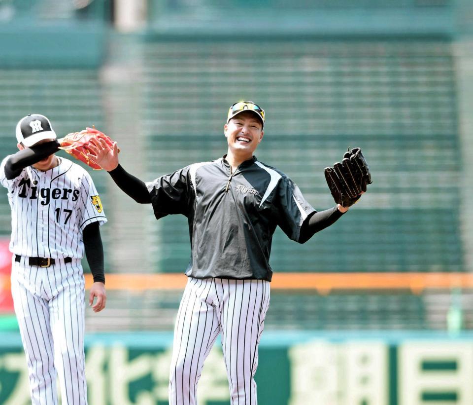 　投手ノックで充実した表情を見せる秋山（撮影・田中太一）