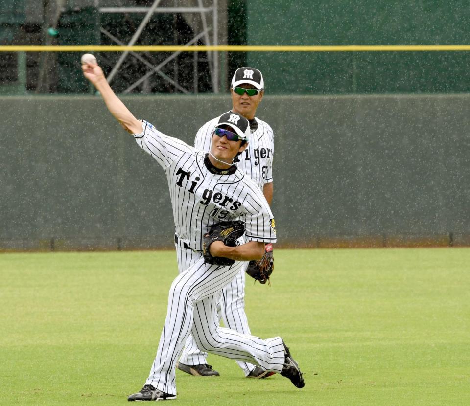 雨が降る中、フォーム修正に取り組む阪神・藤浪（手前）と阪神・福原忍育成コーチ＝鳴尾浜（撮影・田中太一）