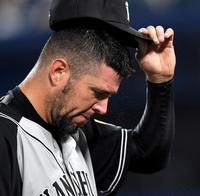 ４回、勝ち越しを許しぼう然とベンチへ引き上げるメッセンジャー