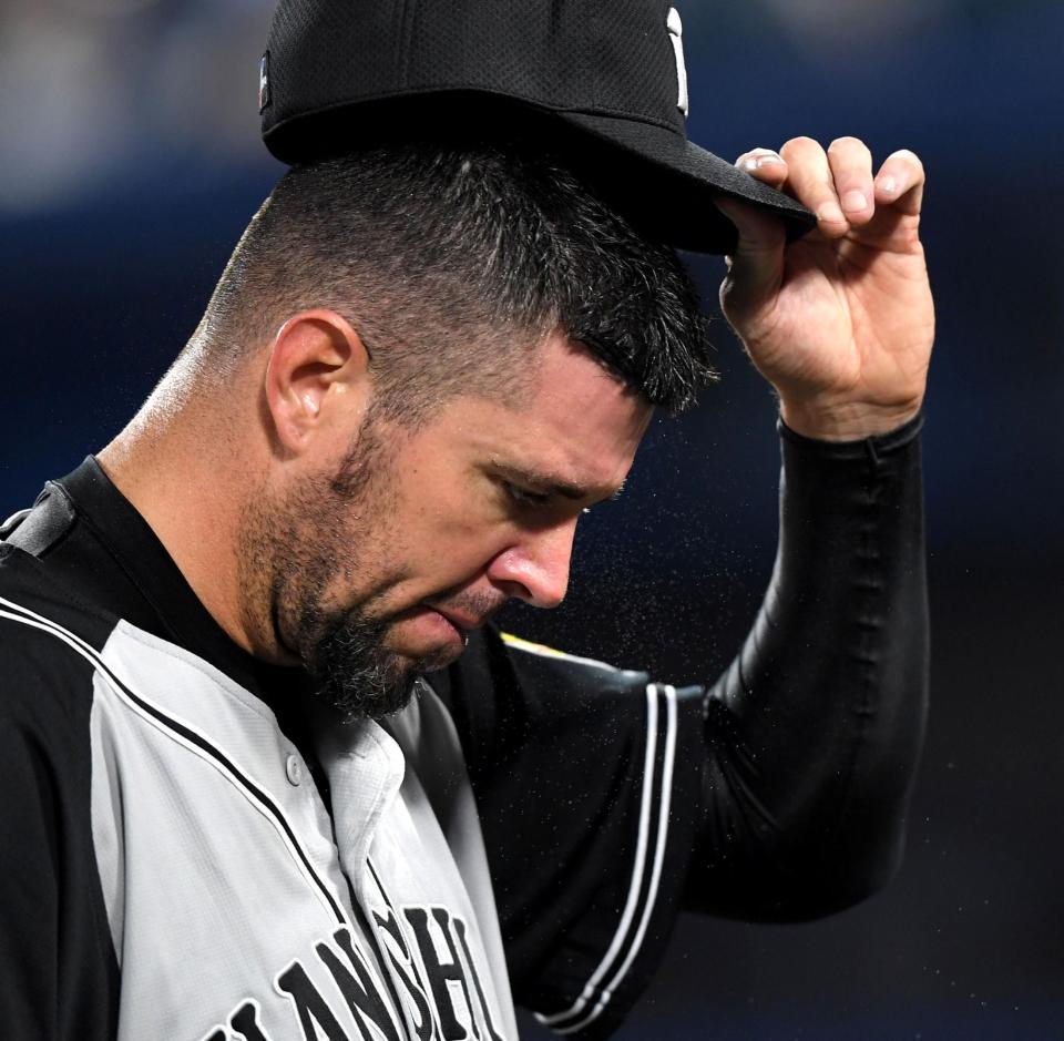 ４回、勝ち越しを許しぼう然とベンチへ引き上げるメッセンジャー