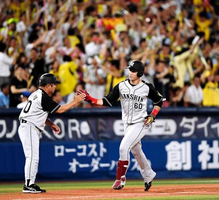 ３回、同点２ランを放ち高代コーチ（左）とタッチする中谷　