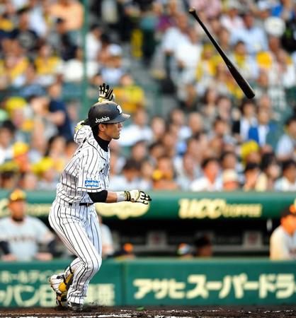 １回、左中間にソロを放つ阪神・上本博紀＝甲子園（撮影・北村雅宏）