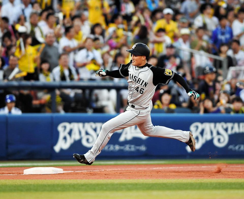 ２回、鳥谷の二塁打で激走を見せる一走・秋山　