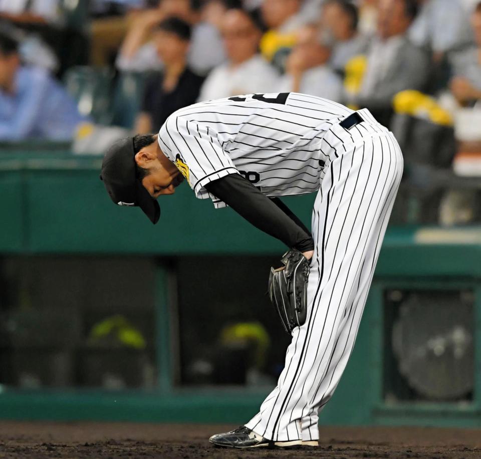 ５回、適時打を打たれガックリ肩を落とす小野＝甲子園