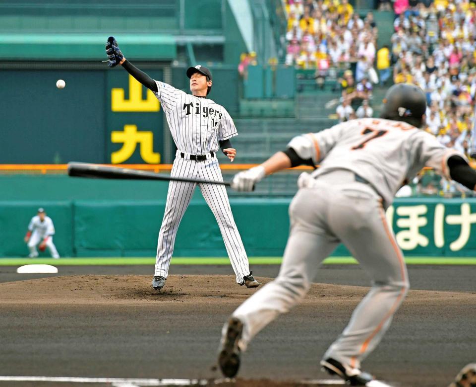 １回、長野（手前）に中前打を打たれる能見　