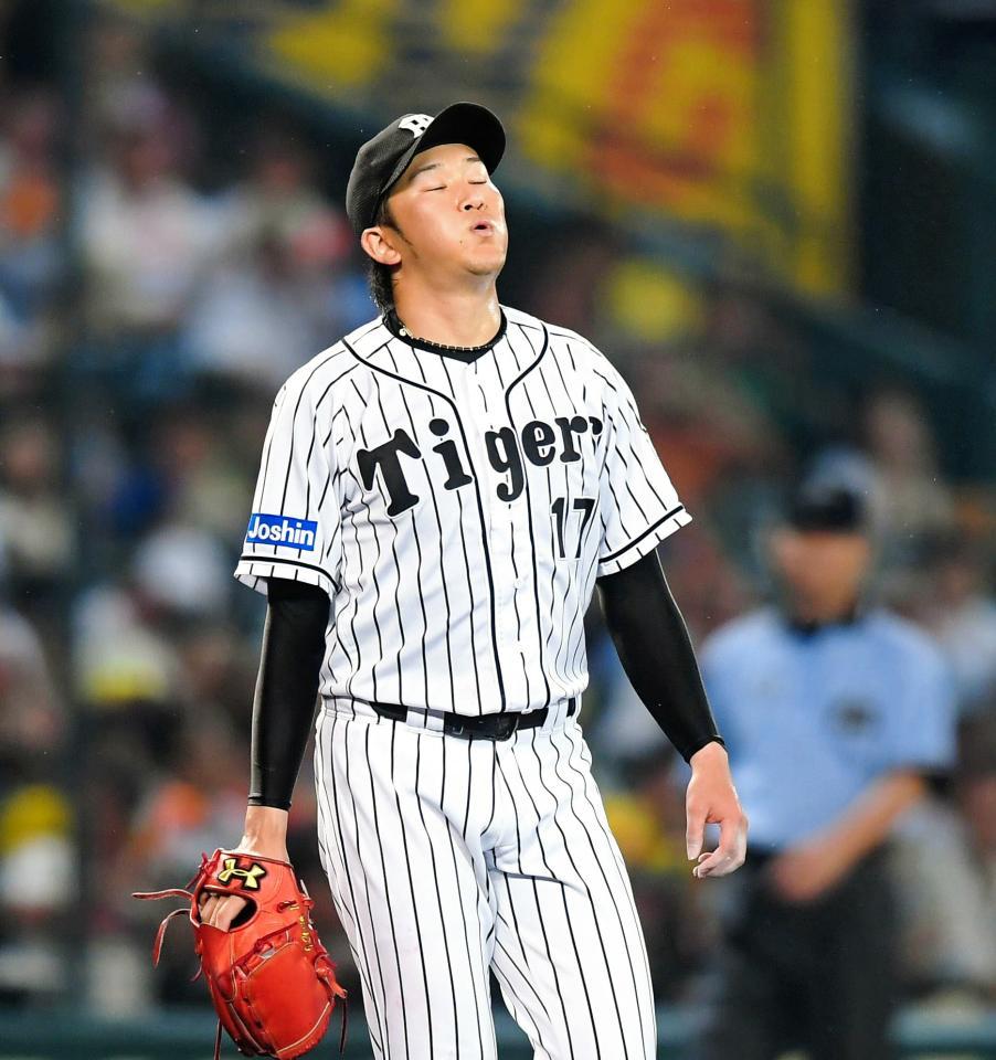 ４回、巨人・陽岱鋼に同点打を許し、大きく息をつく阪神・岩貞祐太＝甲子園（撮影・北村雅宏）