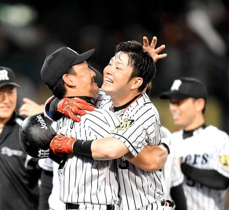 サヨナラ打を放ち、金本監督（左）と抱き合う糸原（撮影・北村雅宏）