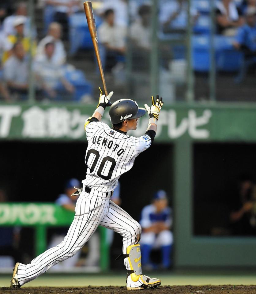 ３回、左越えに勝ち越しとなるソロを放つ阪神・上本博紀＝倉敷（撮影・北村雅宏）