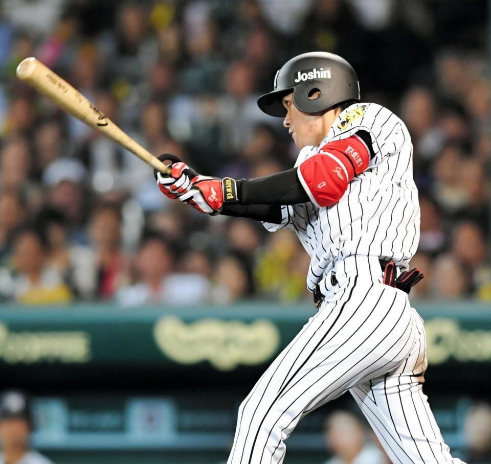 ６回、右前に同点の２点適時打を放つ大和