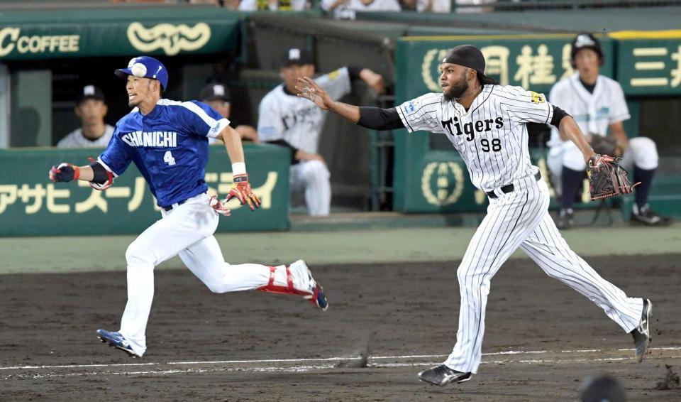 　９回、藤井（左）の打球を処理し懸命に一塁へ送球するドリス