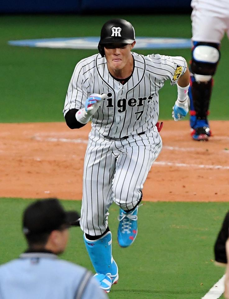 　３回、内野安打を放ち一塁に向かう阪神・糸井