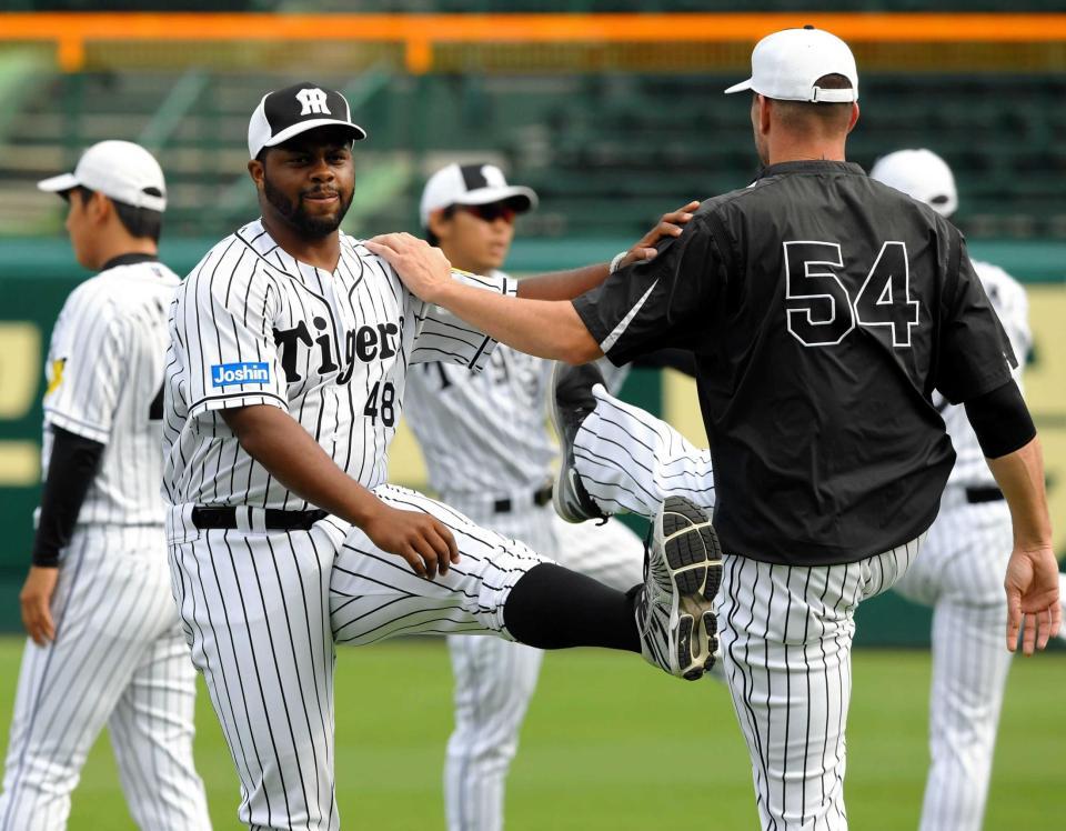 　メッセンジャー（右）と体を動かすロジャース