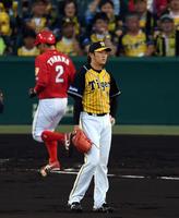 ２回広島２死、阪神・岩貞は広島打線に捕まり５失点＝甲子園（撮影・山口登）