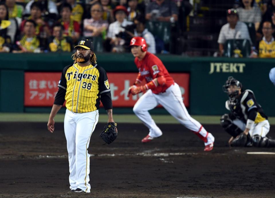 ８回広島１死一塁、阪神　マルコス・マテオは広島・新井貴浩に勝ち越し二塁打を許す＝甲子園（撮影・山口登）