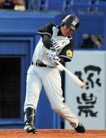 ２回阪神無死、福留が中越えに先制本塁打を放つ＝神宮球場（撮影・堀内翔）