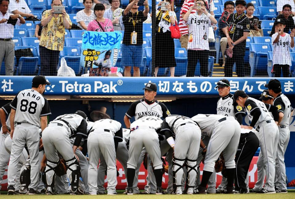 試合前、金本知憲監督を中心に円陣を組む阪神ナイン