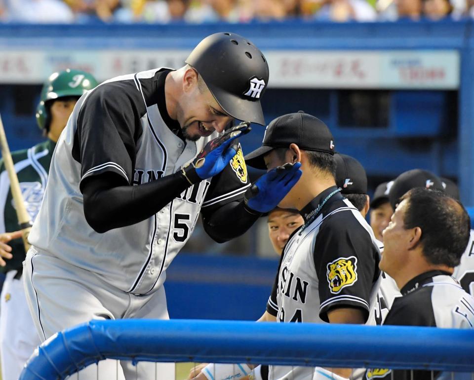 ３回、先制のソロを放ち、福留（右）とタッチを交わすメッセンジャー