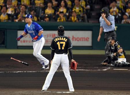 　７回、ＤｅＮＡ・筒香嘉智に先制ソロを許し、マウンドに立ち尽くす阪神・岩貞