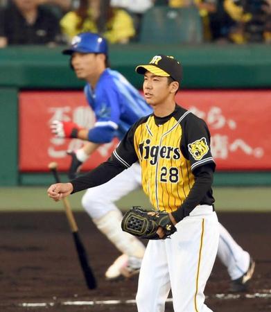 　２回、倉本（左）に２点適時打を許す小野（撮影・田中太一）