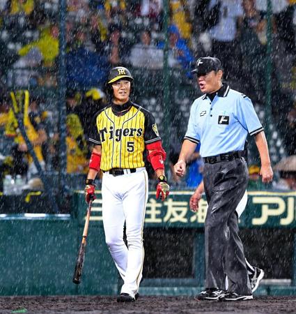 ７回途中、雨のため試合が中断となり、ベンチに引き揚げる西岡