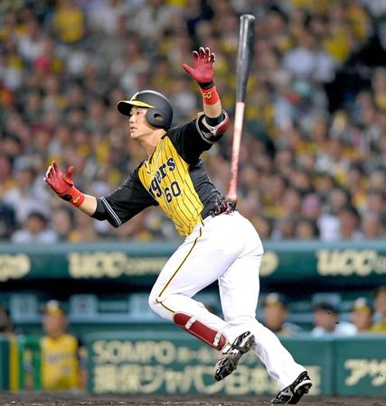 ４回、逆転３ランを放つ中谷（撮影・飯室逸平）