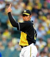 １回、ＤｅＮＡ・桑原将志のスイング三振をアピールする阪神・岩田稔＝甲子園（撮影・北村雅宏）