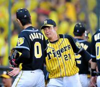 ７回、ＤｅＮＡ・筒香嘉智の放ったゴロをさばいた阪神・大和（左）を迎える阪神・岩田