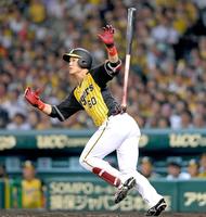 ４回、逆転３ランを放つ中谷（撮影・飯室逸平）