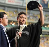 お立ち台でファンの声援に応える阪神・秋山拓巳＝ナゴヤ（撮影・北村雅宏）