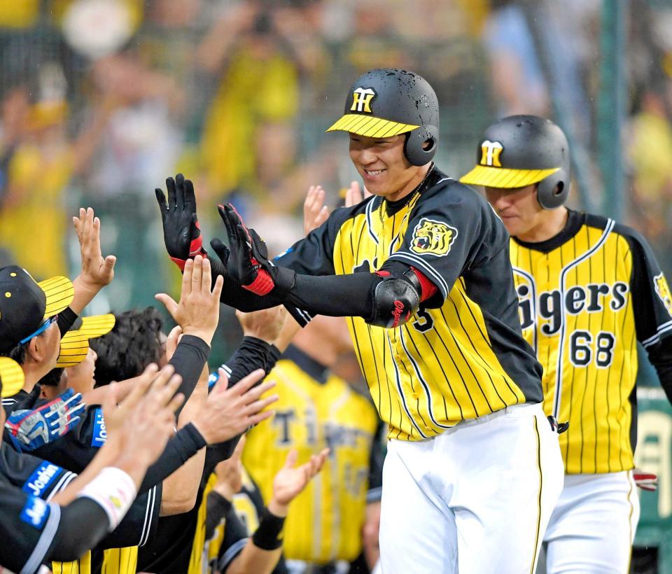 ８回、２ランを放ち、ナインとタッチを交わす大山