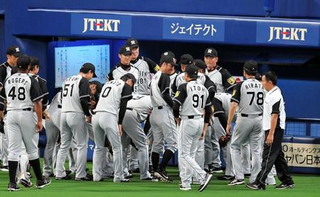 試合前、円陣を組む阪神ナイン＝ナゴヤ（撮影・北村雅宏）