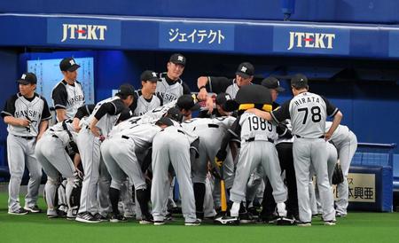 試合前、円陣を組む阪神ナイン＝ナゴヤドーム（撮影・北村雅宏）