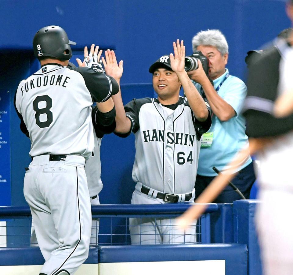 　延長１０回、決勝２ランの福留（左）をハイタッチで迎える桑原（撮影・飯室逸平）