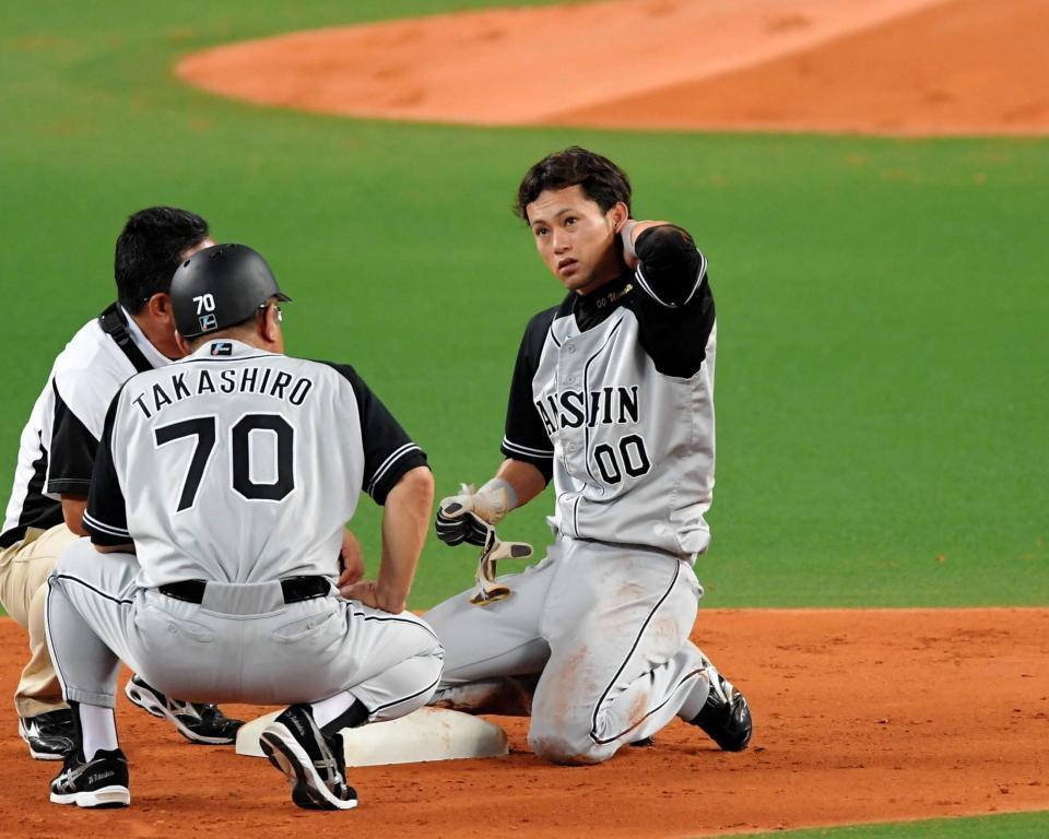 ３回、二盗に成功したものの、送球が後頭部付近に当たった上本